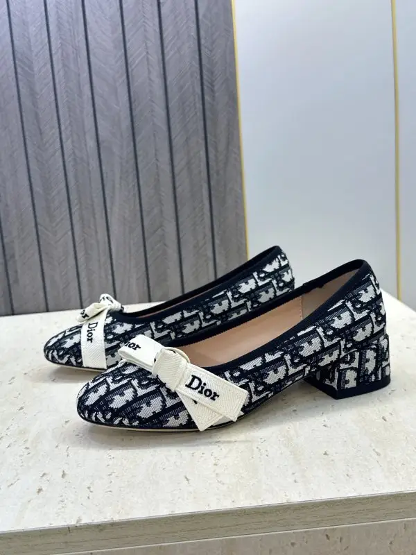 Christian Dior Ballet shoes on massive heel from bow — Photo 5