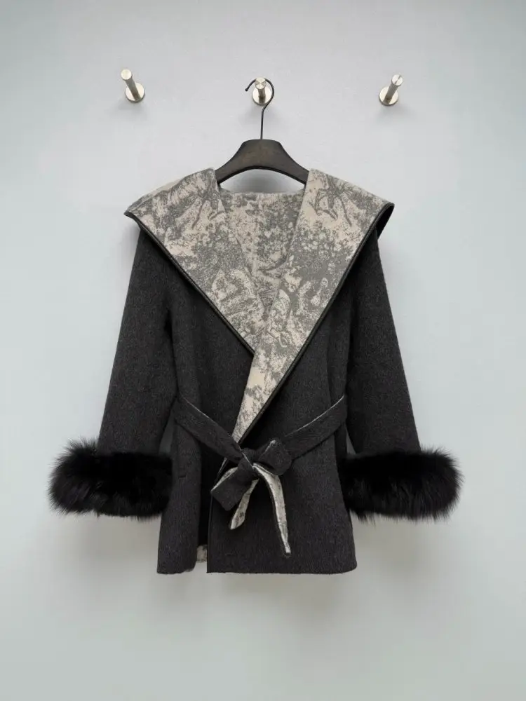 Christian Dior — Кашемировое пальто с капюшоном и манжеты из лисьего меха