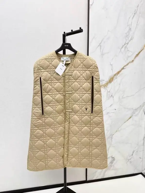 Christian Dior — Длинное стеганое пальто-накидка Diana Cannage с отложным воротником