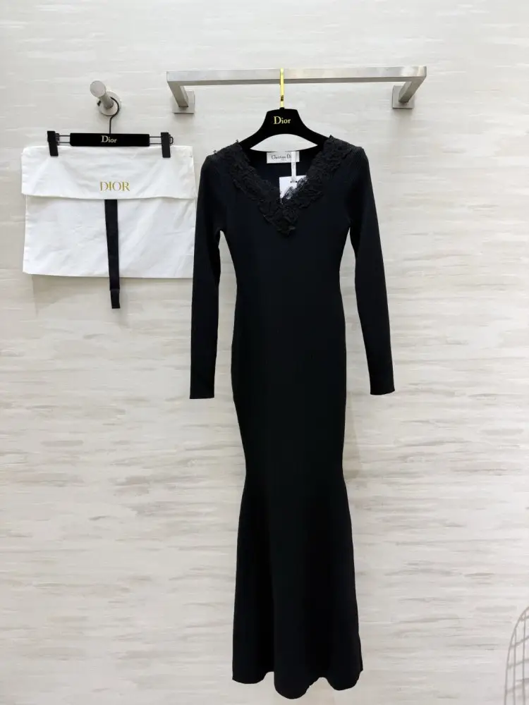 Christian Dior — Довге Плаття, Сукня з V-образним вирізом
