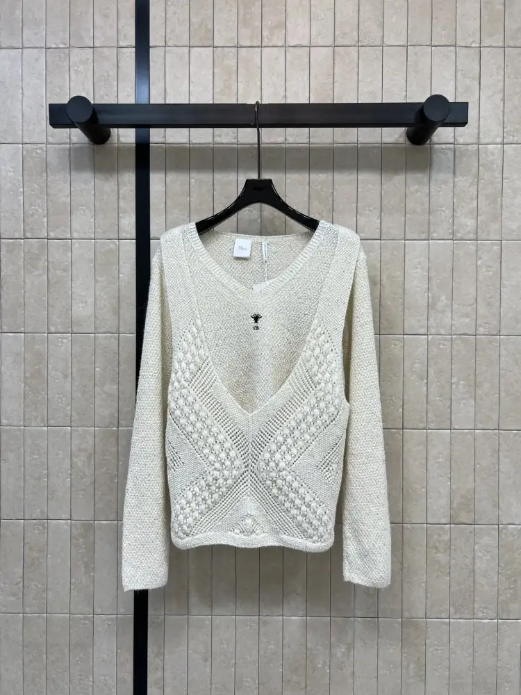 Pullover knitted female