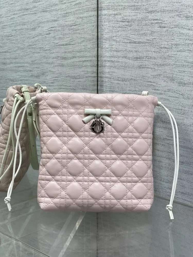 Christian Dior — Стеганая сумка Dior Adiorable 20 см