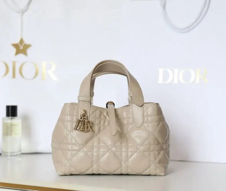 Christian Dior — Стеганая сумка-тоут Toujours Macrocannage 23 см
