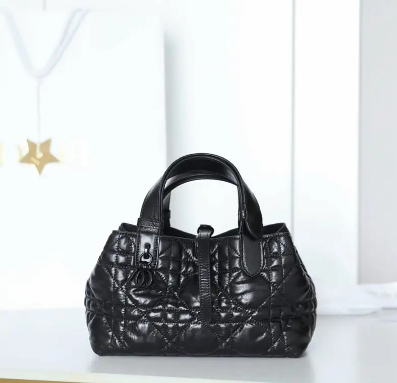Christian Dior — Стеганая сумка-тоут Toujours Macrocannage 23 см