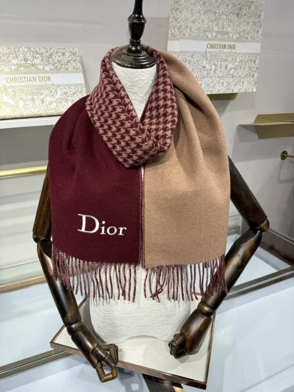 Christian Dior — Shawl of silks and cashmere 32х180