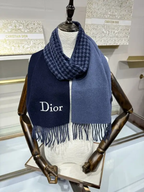 Christian Dior — Shawl of silks and cashmere 32х180