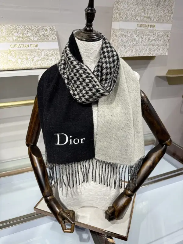 Christian Dior — Shawl of silks and cashmere 32х180
