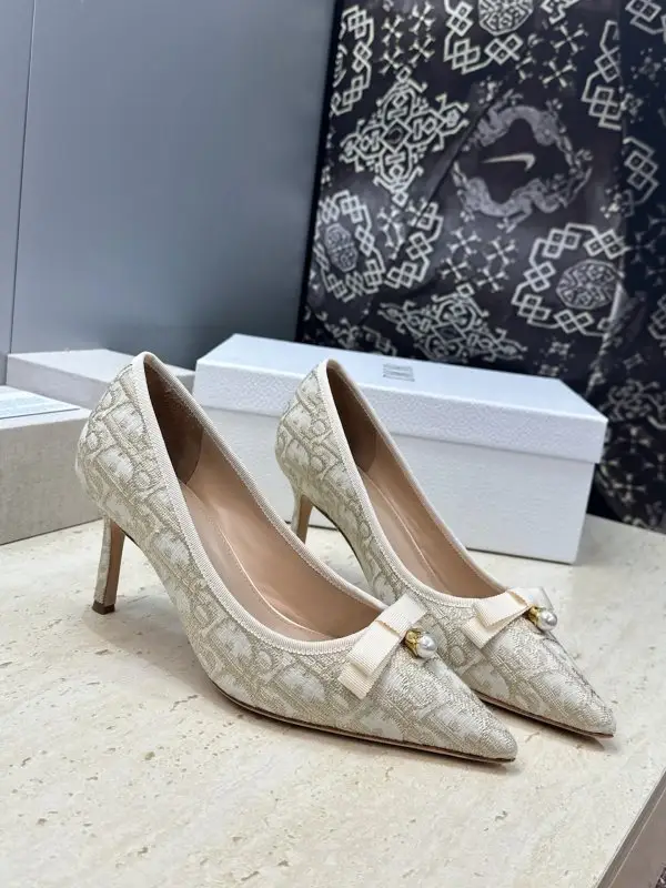 Shoes D-Ramour on high heel from embroidered монограммом and sharp the toe