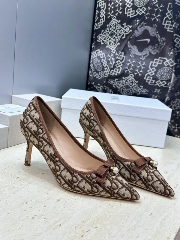 Shoes D-Ramour on high heel from embroidered монограммом and sharp the toe