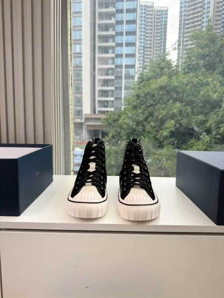 Christian Dior Shoes women's Dior Saltwind Sneakers — Photo 2