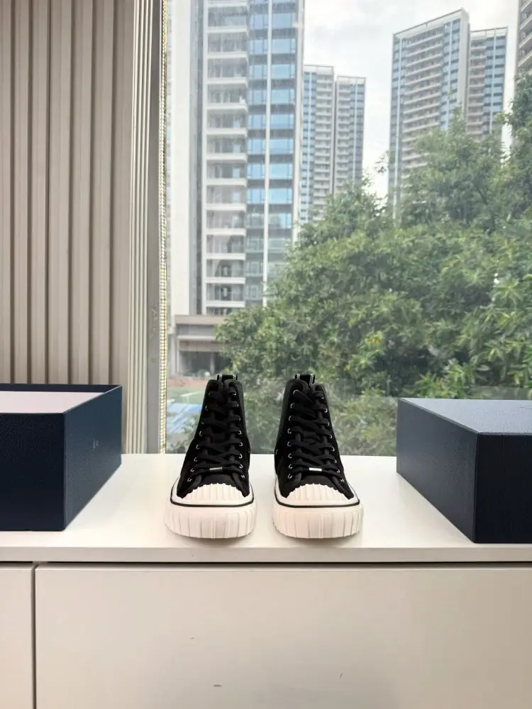 Christian Dior Shoes women's Dior Saltwind Sneakers — Photo 2