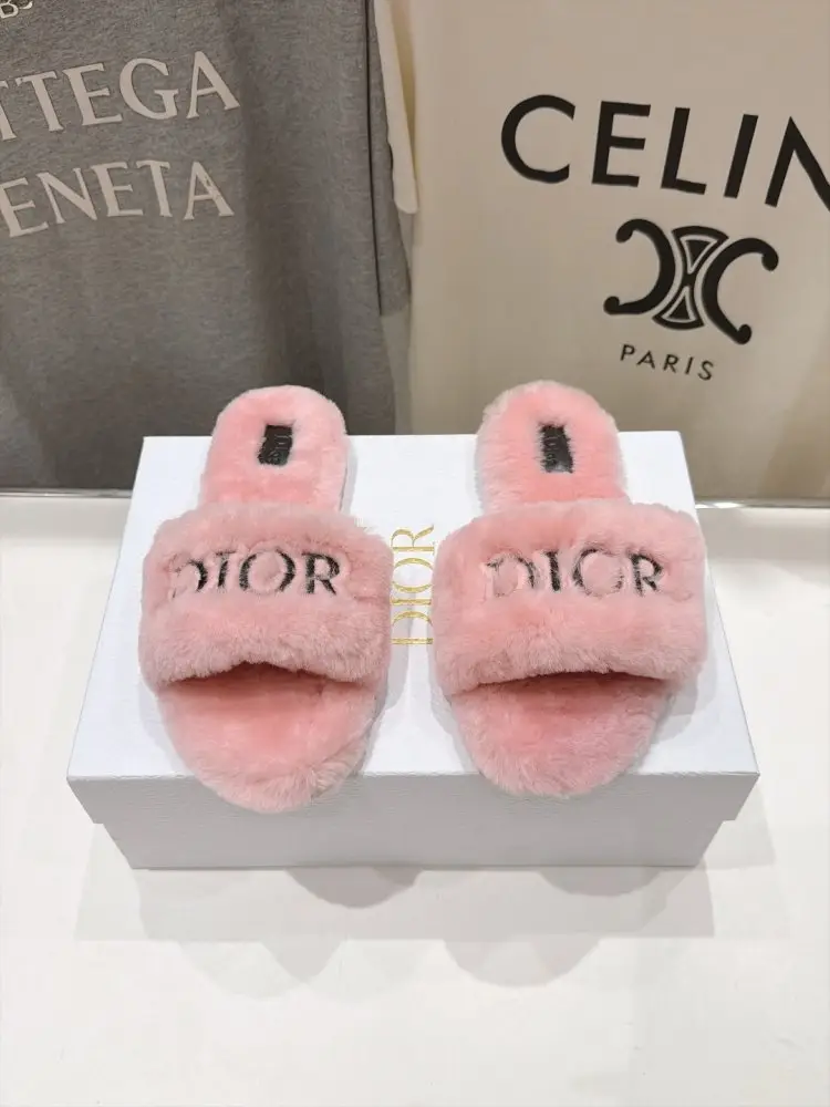 Christian Dior — Шлепанцы меховые женские