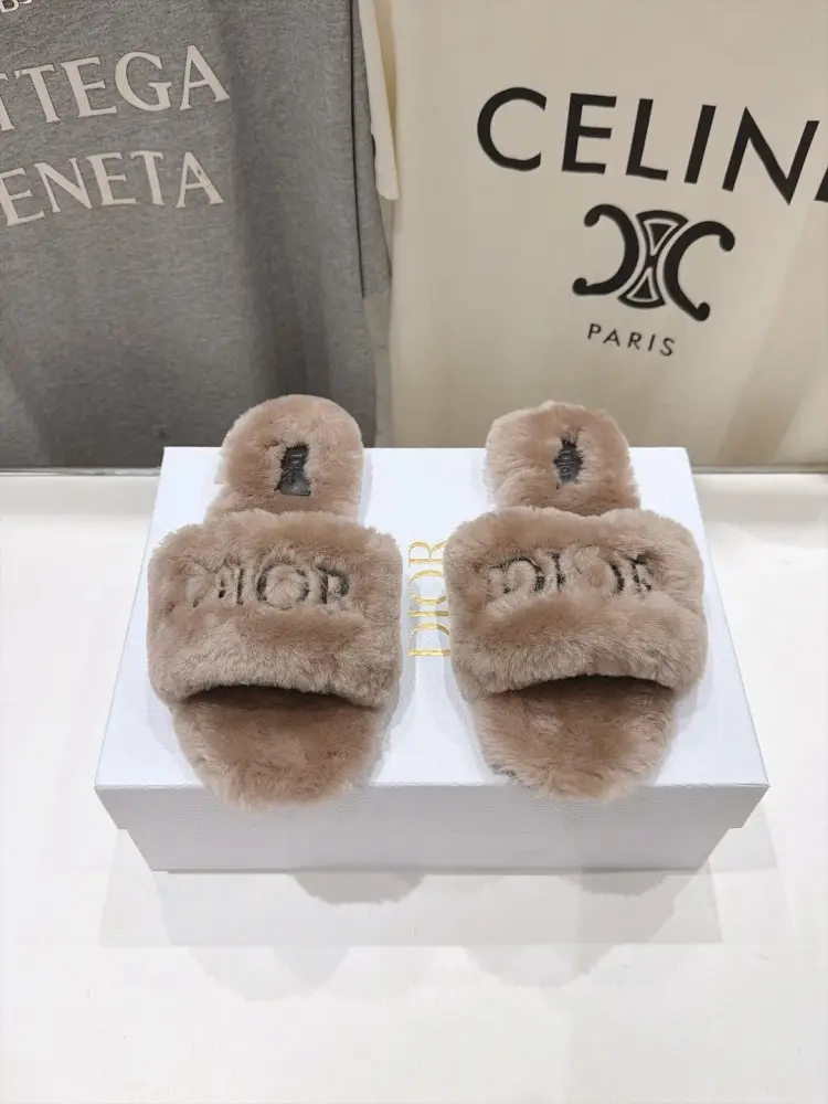 Christian Dior — Шлепанцы меховые женские