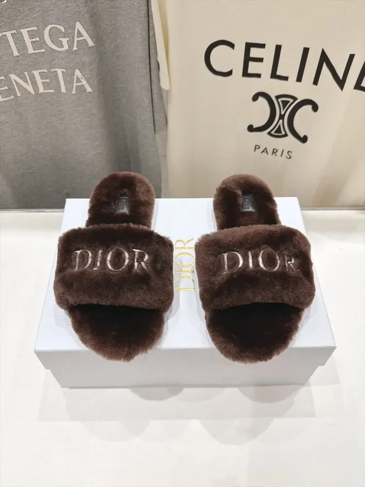 Christian Dior — Шлепанцы меховые женские