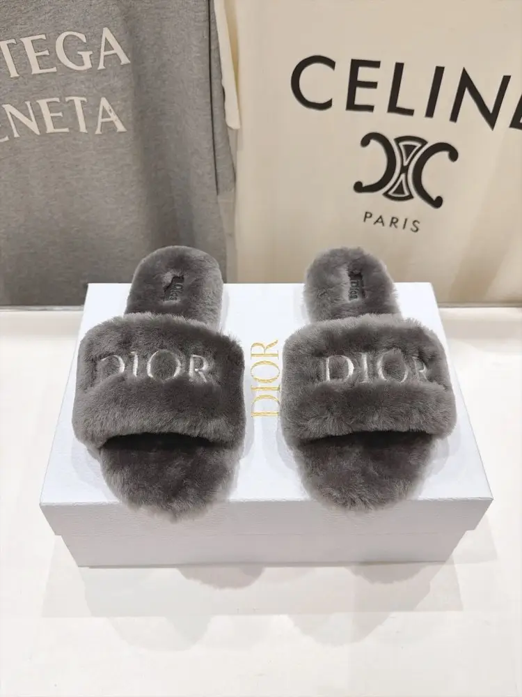 Christian Dior — Шлепанцы меховые женские