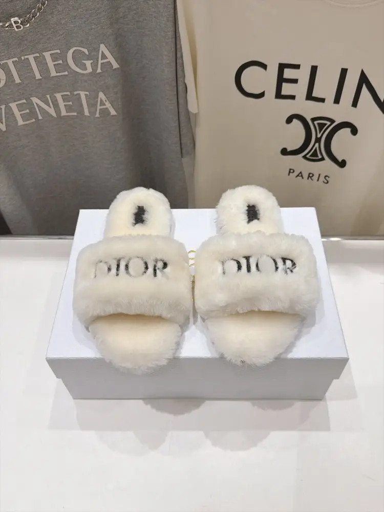 Christian Dior — Шлепанцы меховые женские