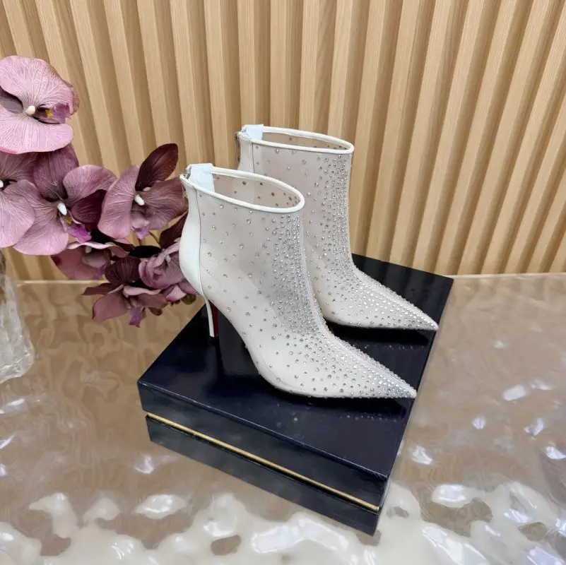Ankle boots on stud
