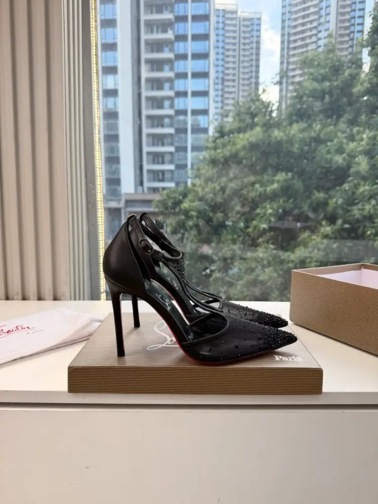 Christian Louboutin — Туфлі жіночі на шпильці