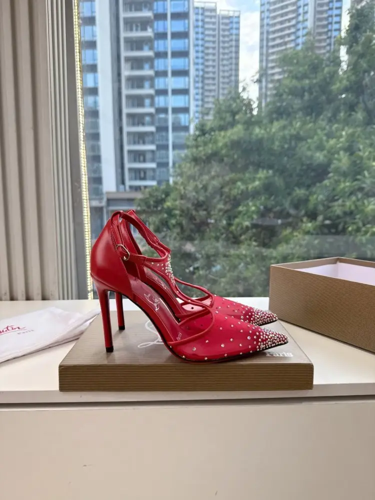 Christian Louboutin — Туфлі жіночі на шпильці