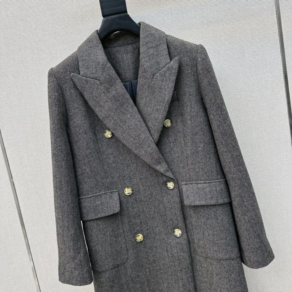 Ermanno Scervino Stylish long coat at Christmas tree — Photo 2