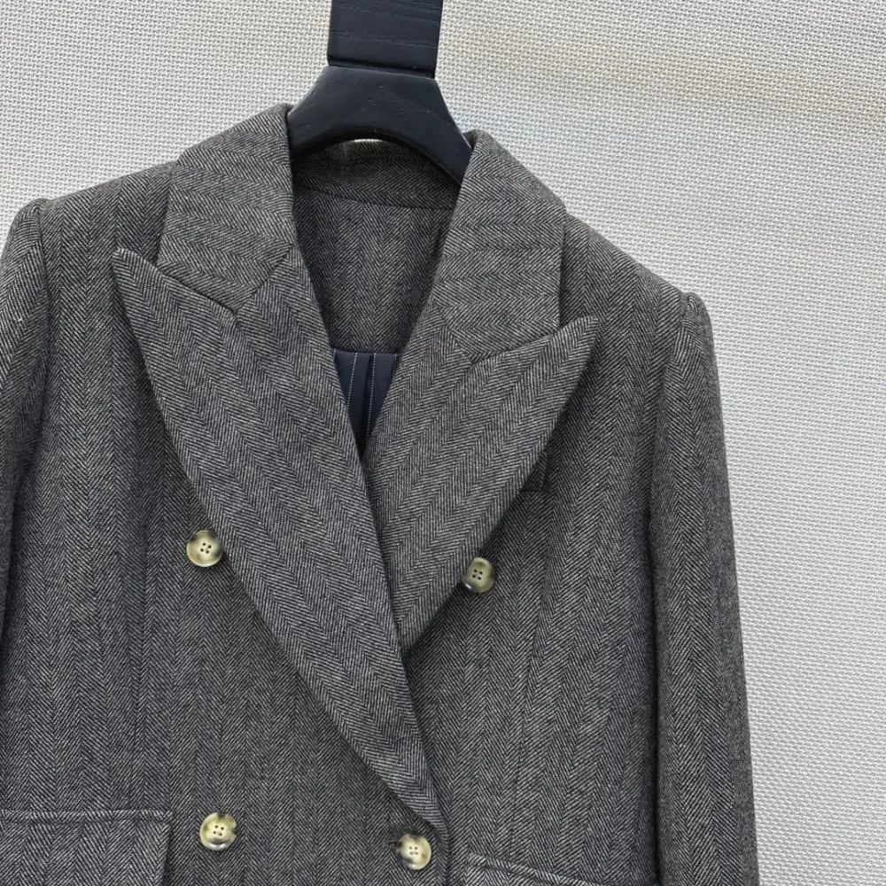 Ermanno Scervino Stylish long coat at Christmas tree — Photo 3