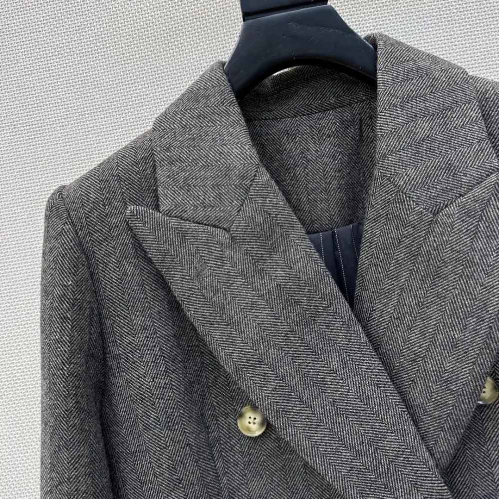 Ermanno Scervino Stylish long coat at Christmas tree — Photo 4