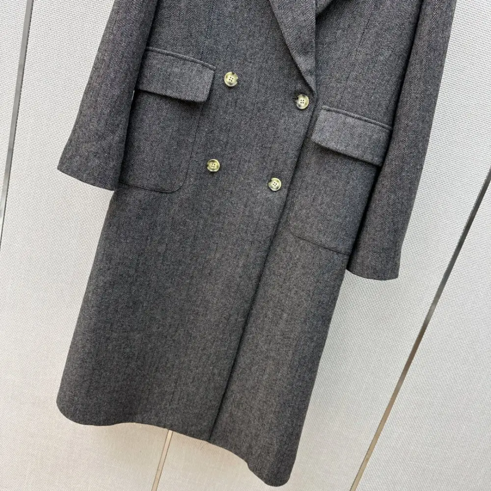 Ermanno Scervino Stylish long coat at Christmas tree — Photo 5