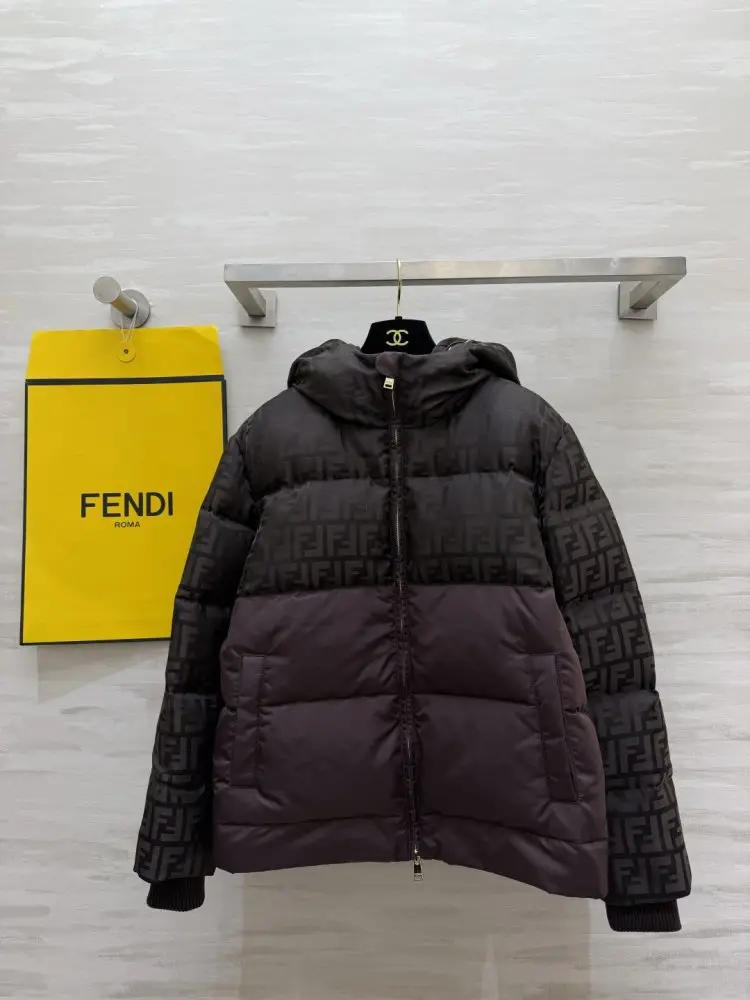 Fendi — Пухова куртка з капюшоном