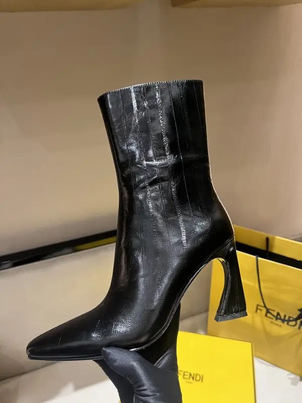 Fendi — Шкіряні жіночі ботильйони Fendi Arco