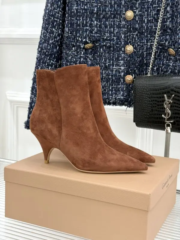 Gianvito Rossi — Ankle boots from sharp the toe and side lightning