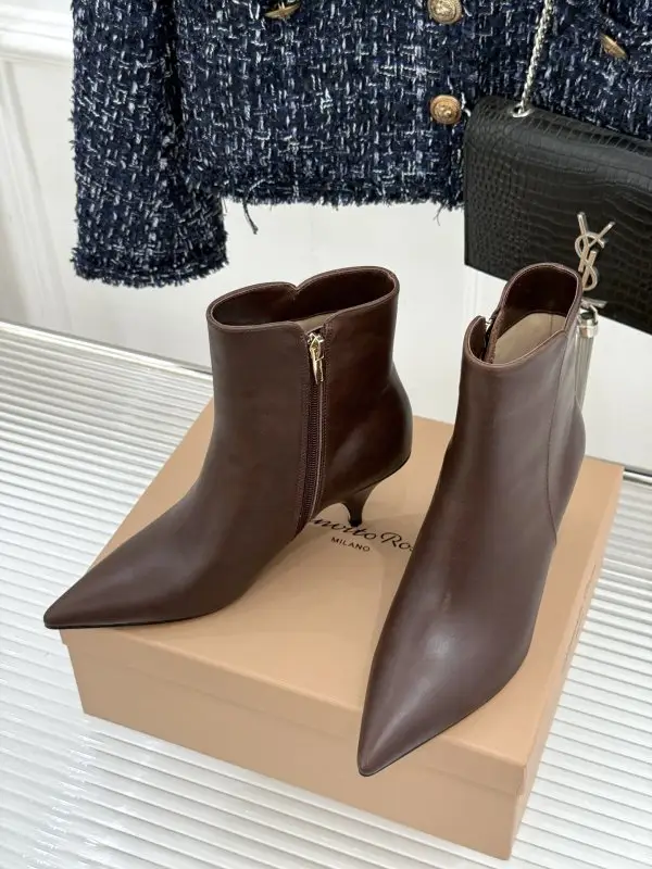 Gianvito Rossi Ankle boots from sharp the toe and side lightning — Photo 2