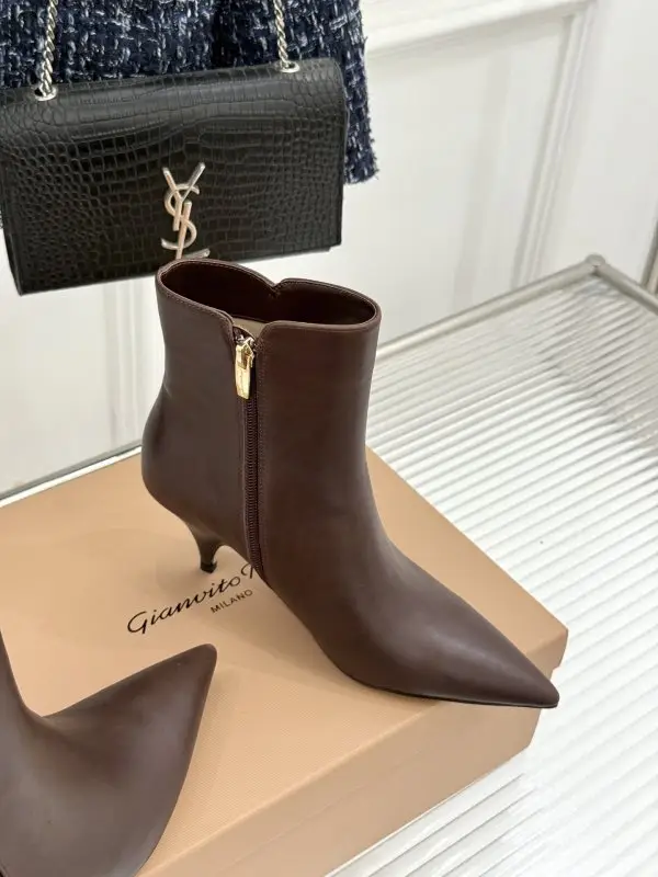 Gianvito Rossi Ankle boots from sharp the toe and side lightning — Photo 3