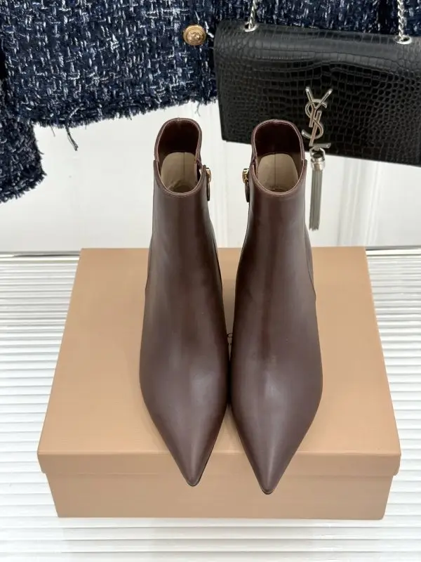 Gianvito Rossi Ankle boots from sharp the toe and side lightning — Photo 4