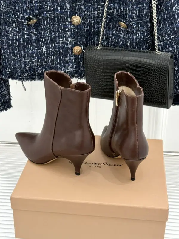 Gianvito Rossi Ankle boots from sharp the toe and side lightning — Photo 5