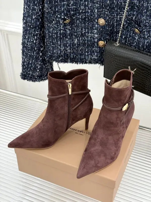 Gianvito Rossi Ankle boots on high heel from side lightning and sharp the toe — Photo 2