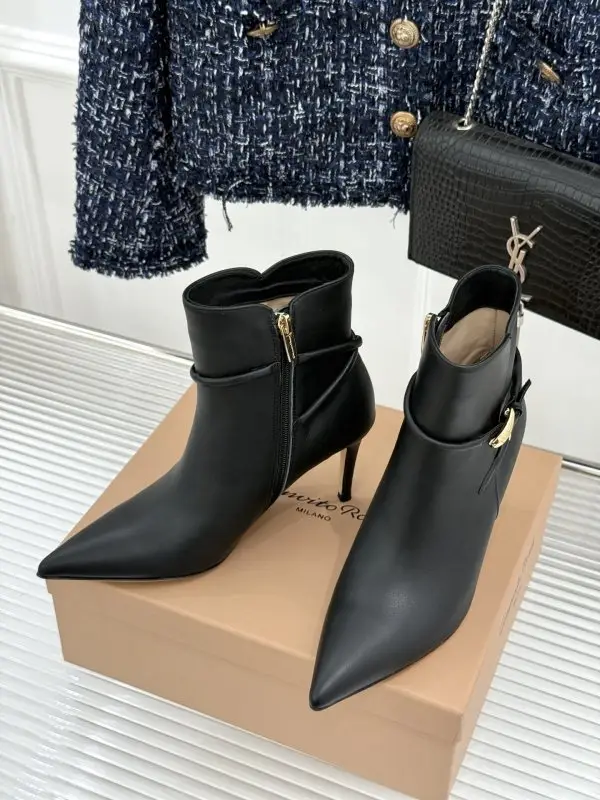 Gianvito Rossi Ankle boots on high heel from side lightning and sharp the toe — Photo 2