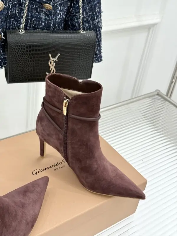 Gianvito Rossi Ankle boots on high heel from side lightning and sharp the toe — Photo 3