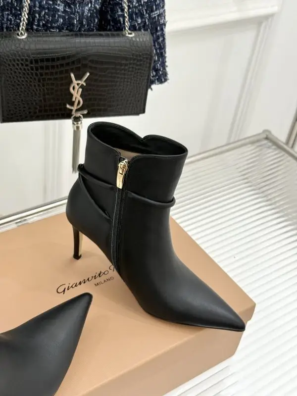Gianvito Rossi Ankle boots on high heel from side lightning and sharp the toe — Photo 3