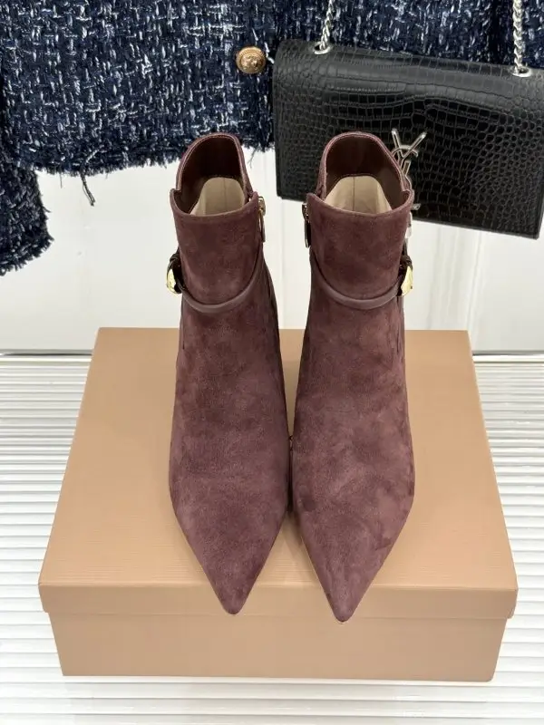 Gianvito Rossi Ankle boots on high heel from side lightning and sharp the toe — Photo 4