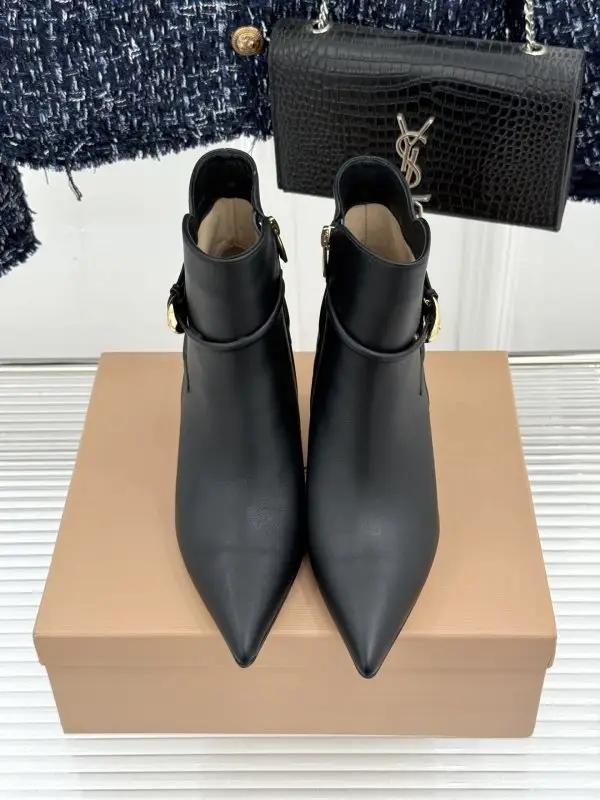 Gianvito Rossi Ankle boots on high heel from side lightning and sharp the toe — Photo 4