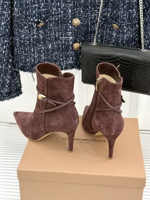 Gianvito Rossi Ankle boots on high heel from side lightning and sharp the toe — Photo 5