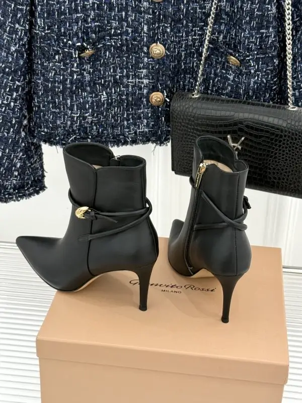 Gianvito Rossi Ankle boots on high heel from side lightning and sharp the toe — Photo 5