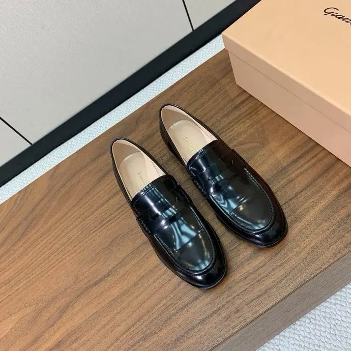 Gianvito Rossi Лоферы жіночі — Фото 5