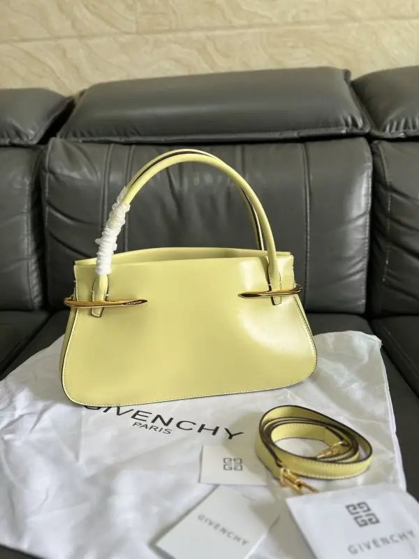 Givenchy — Сумка Pinch 28 см з золотий фурнитурой