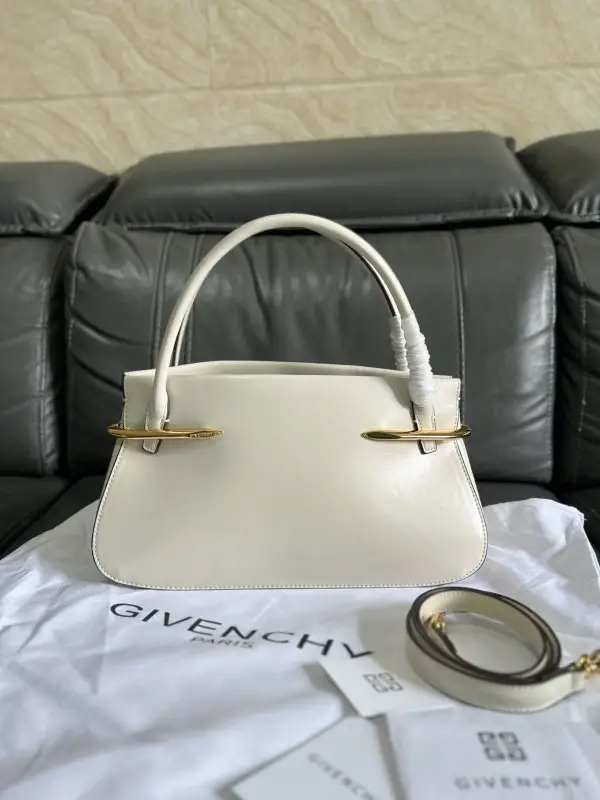 Givenchy — Сумка Pinch 28 см з золотий фурнитурой