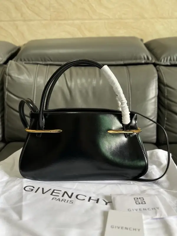 Givenchy — Сумка Pinch 28 см с золотой фурнитурой