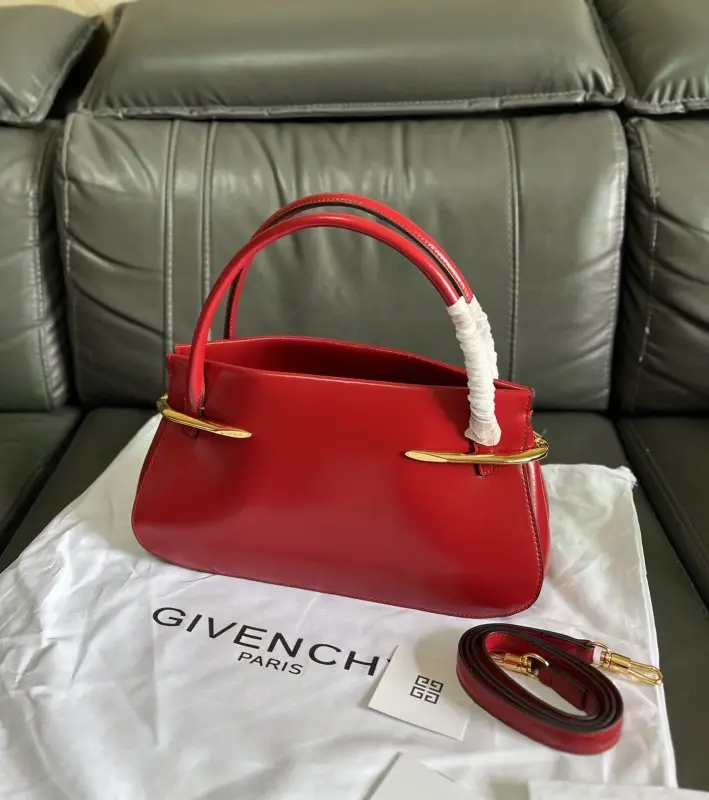 Givenchy A bag Pinch 28 cm from gold фурнитурой — Photo 2