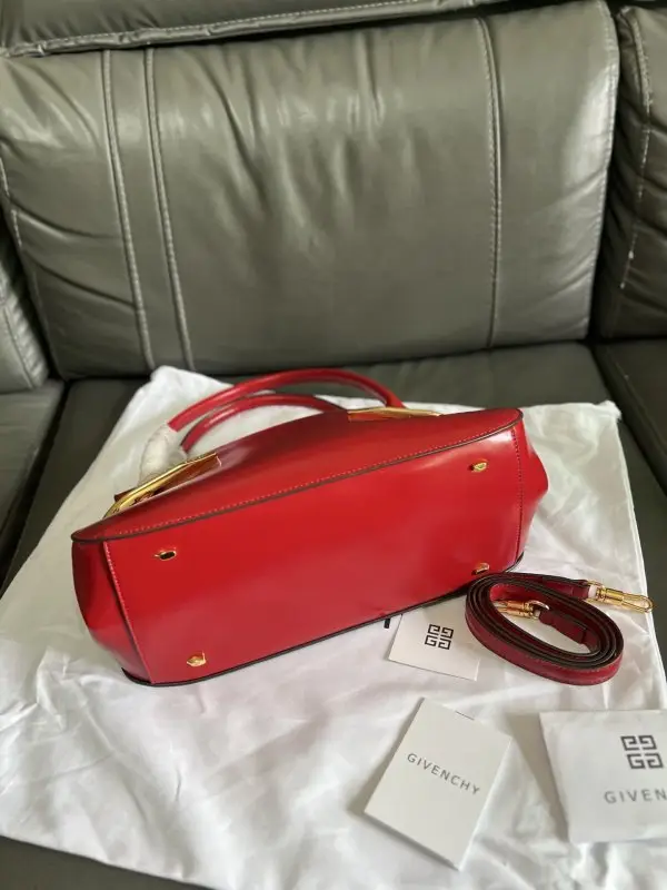 Givenchy A bag Pinch 28 cm from gold фурнитурой — Photo 4