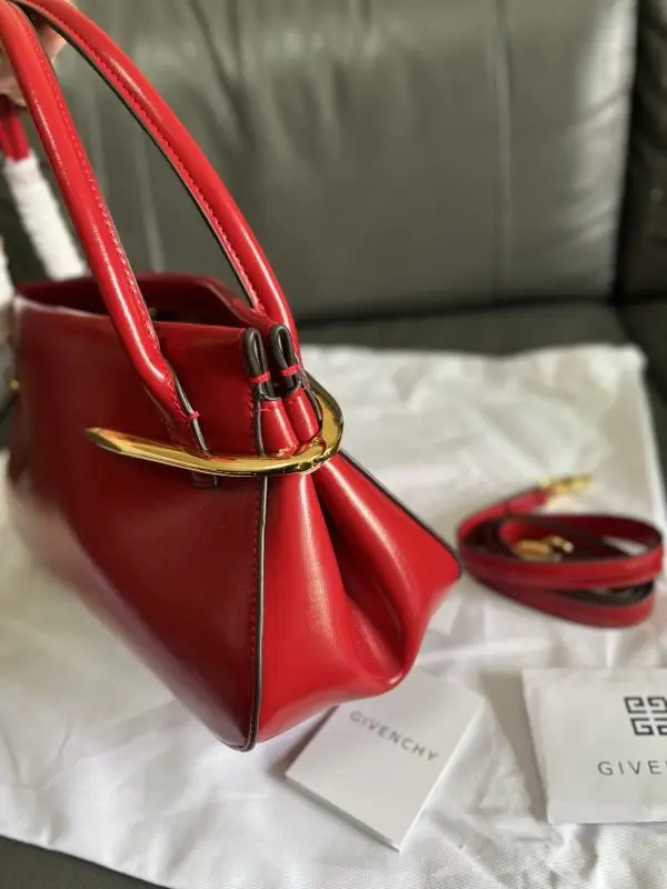 Givenchy A bag Pinch 28 cm from gold фурнитурой — Photo 5