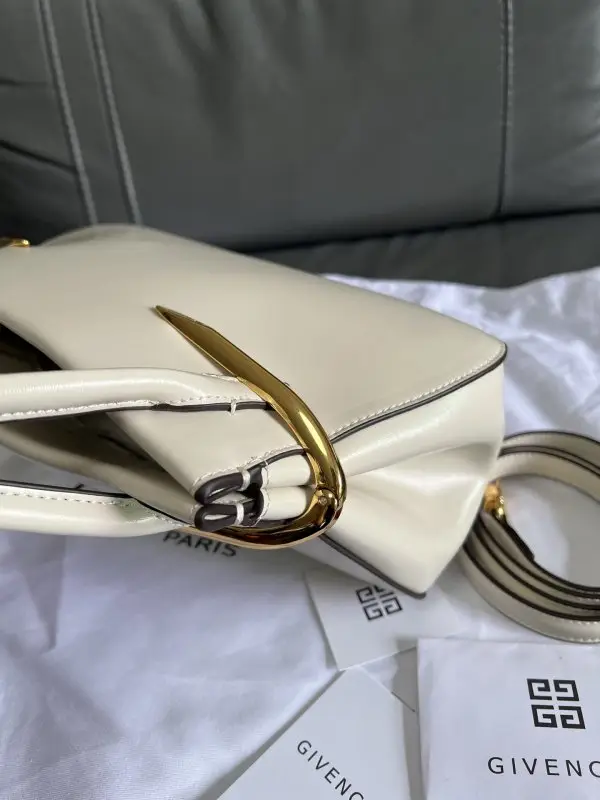 Givenchy Сумка Pinch 28 см з золотий фурнитурой — Фото 5